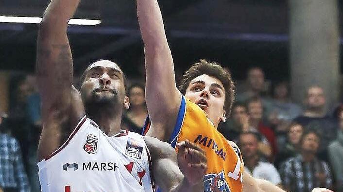 27 Punkte, sieben Rebounds und vier Ballgewinne lautete die Bilanz von Brad Wanamaker beim 84:71-Vorrundensieg der Brose Baskets in Weißenfels. Hier stopft der dynamische Spielmacher den Ball im Duell mit Hördur Vilhjalmsson in den Korb. Foto: Daniel Löb