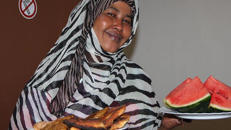 Vorgeschmack aufs Fest: Habon Ali zeigt Speisen aus Somalia. Foto: Ulrike Müller