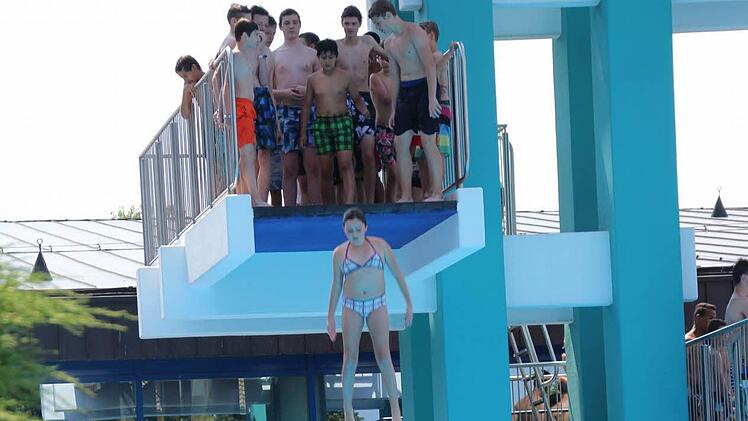 Schlange stehen auf dem Sprungturm: So sah es Anfang Juli im Coburger Aquaria aus. Die Hitze der vergangenen Wochen lockte scharenweise Besucher ins Freibad.  Foto: Jochen Berger