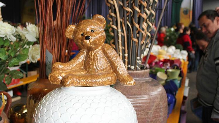 Blumenvasen, Übertöpfe und allerhand Dekomaterialien gab es beim Lions-Flohmarkt.