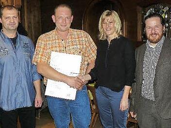 Die Firma Stahlbau Wimmer ehrte drei langjährige Mitarbeiter. Unser Bild zeigt (von links) Rainer Klenk (30 Jahre), Rainer Hahn (25), Chefin Anja Wimmer und Christian Penning (20). Foto: Klaus-Peter Wulf