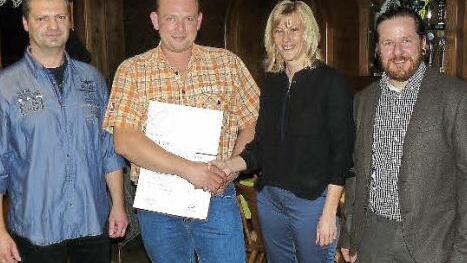 Die Firma Stahlbau Wimmer ehrte drei langjährige Mitarbeiter. Unser Bild zeigt (von links) Rainer Klenk (30 Jahre), Rainer Hahn (25), Chefin Anja Wimmer und Christian Penning (20). Foto: Klaus-Peter Wulf