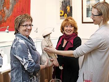 Irene Sänger, Friedel Neupauer und Amelie Weidhaus (von links) präsentieren ihre Werke. Fotos: Johanna Blum