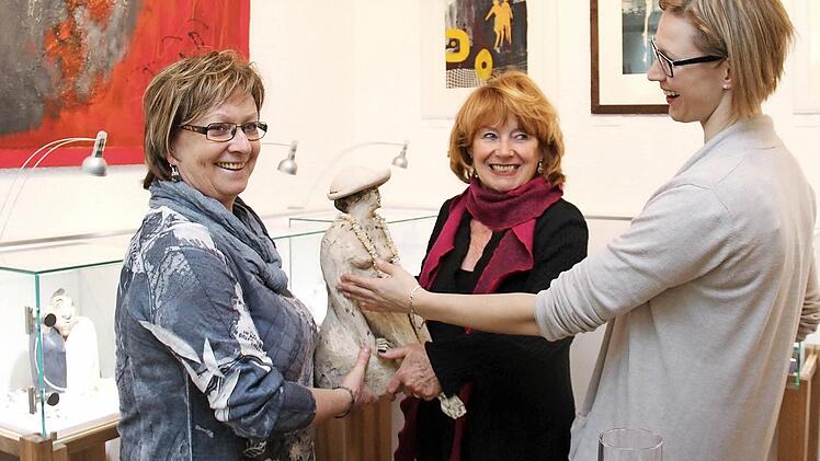 Irene Sänger, Friedel Neupauer und Amelie Weidhaus (von links) präsentieren ihre Werke. Fotos: Johanna Blum