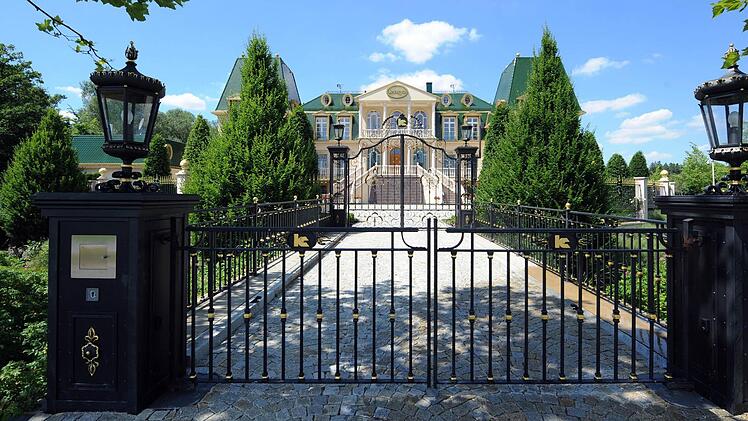 Architektonisches Zitat oder Palais-Protz? Die Meinungen über das ehemalige Kago-Anwesen gehen auseinander. Der Münchner Immobilienunternehmer Sveta Todorovic zahlte einen Millionenbetrag dafür. Foto: dpa