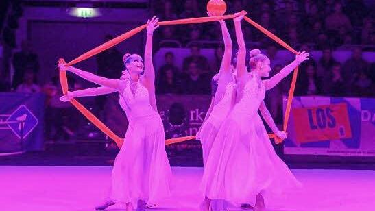 Die Gruppe SKC Tabea aus Halle mit Band und Ball