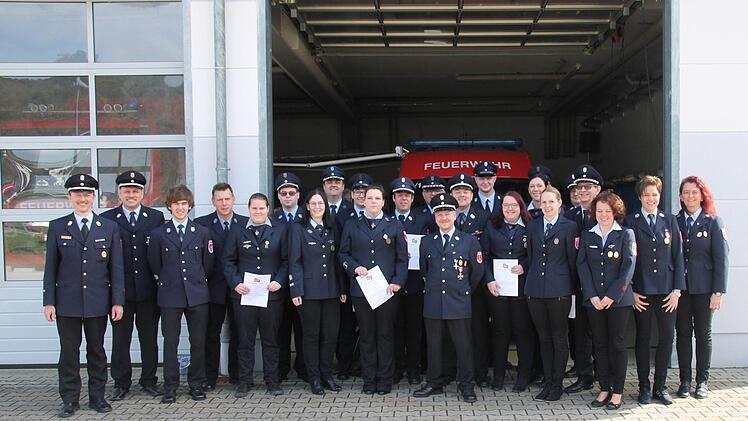 Sie haben sich zu Brandschutzerziehern der Freiwilligen Feuerwehren im Landkreis Kronach ausbilden lassen und ihre Zertifikate erhalten.