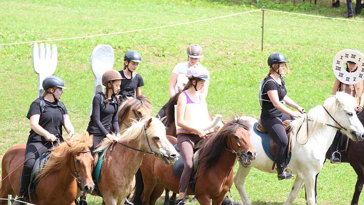 Aufführung der jungen Islandpferde-Reiter vom Altenberg in Oberbach im Jahr 2017.  Foto: Sebastian Schmitt