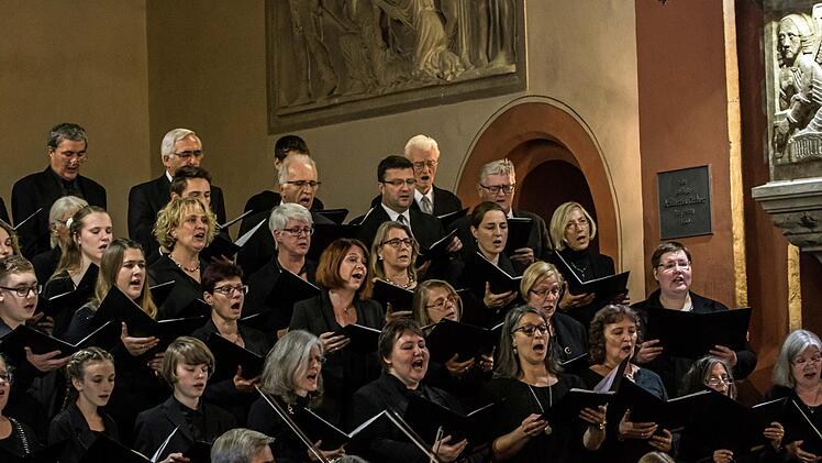 Die Kantorei St. Georg unter Leitung von Markus Heunisch gestaltete in Neustadt ein Kantatenkonzert zum Reformationsjubiläum.Foto: Jochen Berger