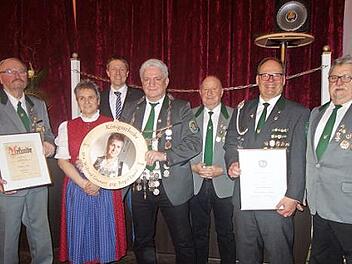 Ehrungen von verdienten Mitgliedern gab es beim Königsessen der Schützengesellschaft Rödental. Das Bild zeigt (von links) Klaus Lutz, Birgit Engel, Marco Steiner, Wilfried Grunert, Werner Krug, Alexander Schmälerer und Herbert Krug. Foto: Doris Weidner