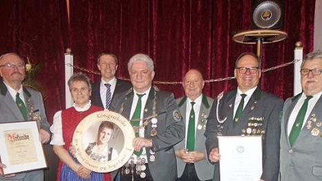 Ehrungen von verdienten Mitgliedern gab es beim Königsessen der Schützengesellschaft Rödental. Das Bild zeigt (von links) Klaus Lutz, Birgit Engel, Marco Steiner, Wilfried Grunert, Werner Krug, Alexander Schmälerer und Herbert Krug. Foto: Doris Weidner