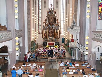 Mit einem festlichen Gottesdienst, zu dem auch der Bezirksposaunenchor und Gäste aus München beitrugen, wurde Petrikirchweih gefeiert.Foto: Katrin Geyer