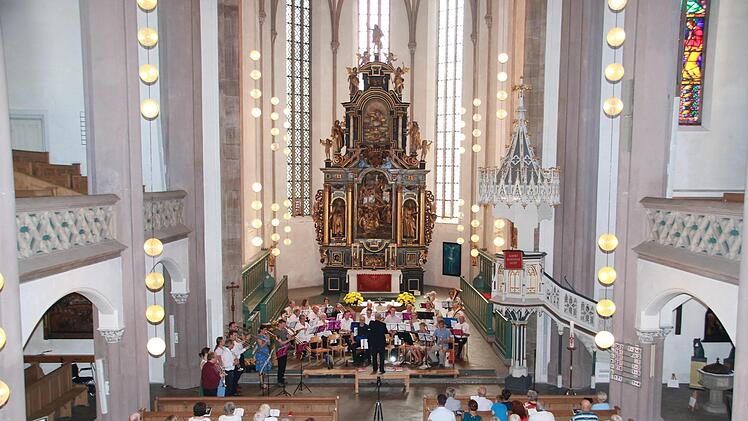 Mit einem festlichen Gottesdienst, zu dem auch der Bezirksposaunenchor und Gäste aus München beitrugen, wurde Petrikirchweih gefeiert.Foto: Katrin Geyer