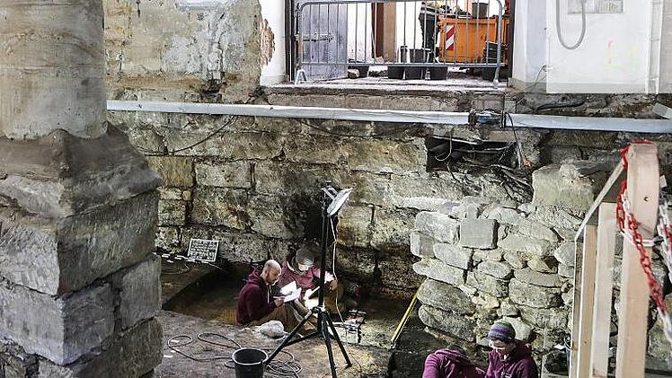 Im März 2019 luden die Archäologen zu einer Besichtigung der Ausgrabungen  in der Rathaus-Halle ein. Foto: Barbara Herbst/Archiv