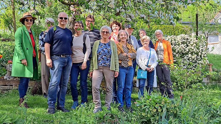 Im Frühlingsgarten von Gudrun Falge (6.v.l.) haben sich mit Christine Bender, Geschäftsführerin Bezirksverband (links), die NaturGartenbesitzer aus Unterfranken zum Start getroffen.