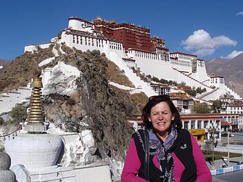 Hanne Dittmar aus Aschach ist im Auftrag der Gesellschaft für Internationale Zusammenarbeit in der ganzen Welt unterwegs, um in Sachen Tourismus-Ausbildung zu beraten. Unser Bild zeit sie in Lhasa/Tibet. Fotos: privat