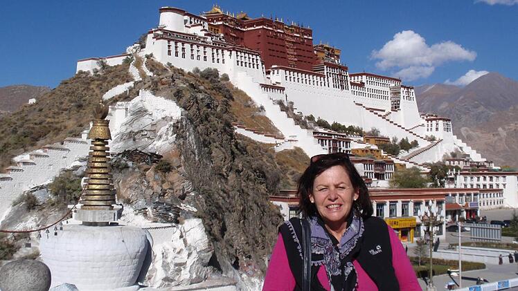 Hanne Dittmar aus Aschach ist im Auftrag der Gesellschaft für Internationale Zusammenarbeit in der ganzen Welt unterwegs, um in Sachen Tourismus-Ausbildung zu beraten. Unser Bild zeit sie in Lhasa/Tibet. Fotos: privat