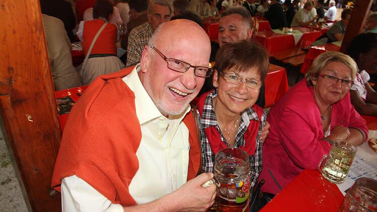 Stadtwerkechef Wolfgang Geus genoss den Abend mit seiner FrauFoto: Michael Busch