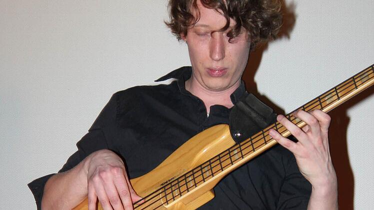 Bassist Jacob Müller. Foto: Rudolf Görtler