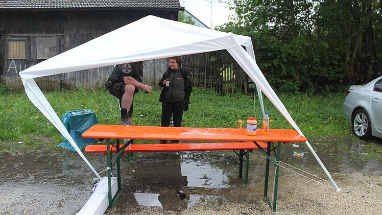 Ein bisschen Unwetter kann einen echten Ragnarök-Fan nicht ärgern.