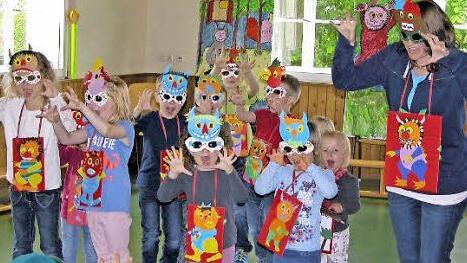 Einen bunten wilden Tanz vollführten die Kinder des "Spatzennestes" in Hassenberg.  Foto: Klaus Oelzner