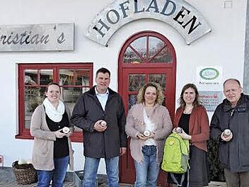 In Jubiläumslaune (von links): Stephanie Müller (Dachmarke Rhön GmbH), Christian und Daniela Hoch, Julia Rösch, Jubiläumskoordinatorin und Michael Geier, Leiter der Bayerischen Verwaltungsstelle des UNESCO-Biosphärenreservats Rhön. Bei jeder Jubiläumsveranstaltung wird ein Artikel in den grünen Rucksack gepackt, der dann am Ende des Jahres prall befüllt verlost werden soll. Text/Foto: privat