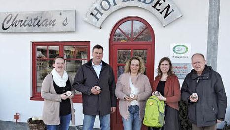 In Jubiläumslaune (von links): Stephanie Müller (Dachmarke Rhön GmbH), Christian und Daniela Hoch, Julia Rösch, Jubiläumskoordinatorin und Michael Geier, Leiter der Bayerischen Verwaltungsstelle des UNESCO-Biosphärenreservats Rhön. Bei jeder Jubiläumsveranstaltung wird ein Artikel in den grünen Rucksack gepackt, der dann am Ende des Jahres prall befüllt verlost werden soll. Text/Foto: privat