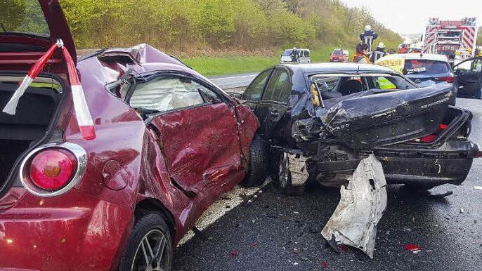 Kein Halten mehr: Diese Autos krachten bei dem Serienunfall auf der A 70 ineinander und blieben an der Mittelleitplanke hängen. Mehr als zehn Autos mussten am Abend abgeschleppt werden. Fotos: Ferdinand Merzbach