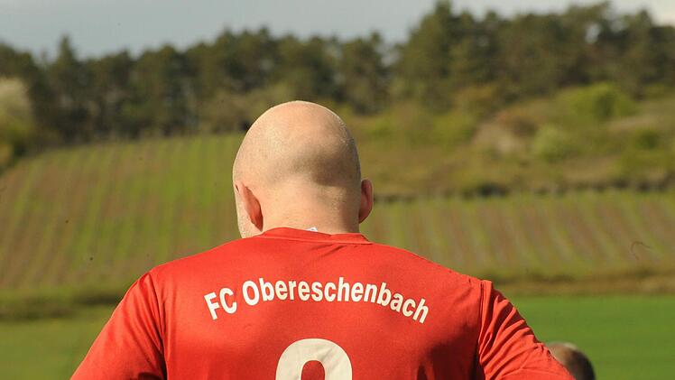 Wein-Liebhaber? Der Blick des Obereschenbachers Julian Meder scheint in Richtung der Rebstöcke zu gehen. Foto: Hopf