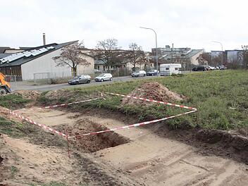 Direkt hinter dem Berufsschulzentrum liegt das Areal des geplanten Gewerbegebietes Forchheim-Nord. Das Bild zeigt einen von 40 Sondage-Schnitten der Archäologen. Foto: Josef Hofbauer