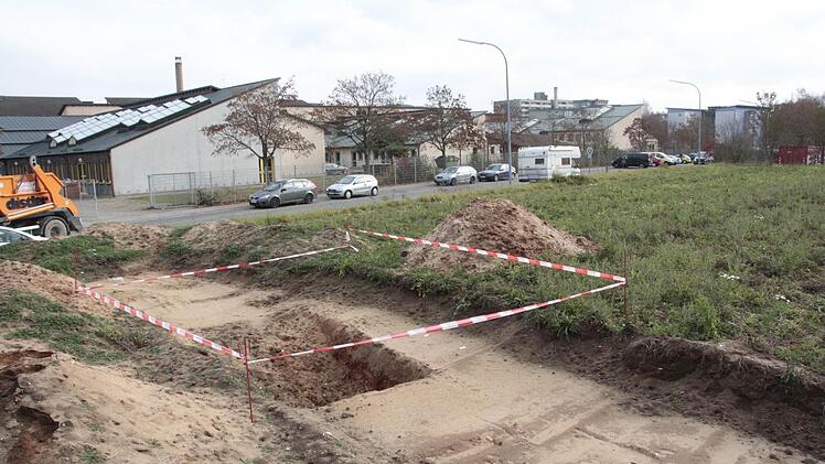 Direkt hinter dem Berufsschulzentrum liegt das Areal des geplanten Gewerbegebietes Forchheim-Nord. Das Bild zeigt einen von 40 Sondage-Schnitten der Archäologen. Foto: Josef Hofbauer