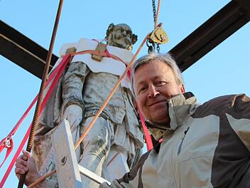 Planer Ralf Alsheimer erklärt die Käfigkonstruktion, mit der das Denkmal von Max II. versetzt wird. Foto: Benedikt Borst