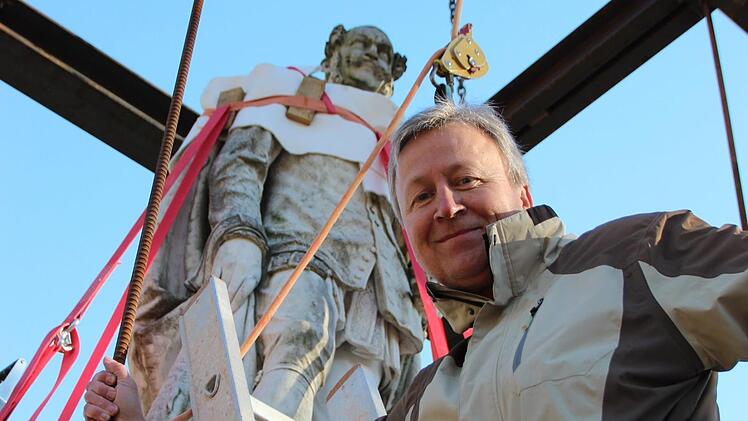 Planer Ralf Alsheimer erklärt die Käfigkonstruktion, mit der das Denkmal von Max II. versetzt wird. Foto: Benedikt Borst