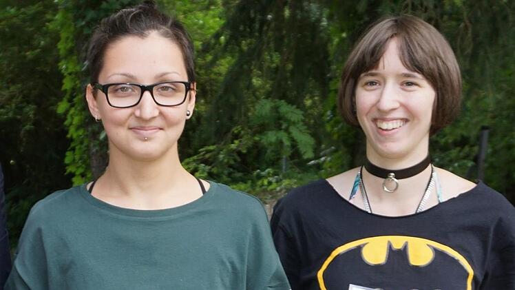 Der diesjährige Preis der Stadt Bischofsheim wurde an Johanna Helle (links) und Gesine Noll (11. Klasse) überreicht. Foto: Marion Eckert
