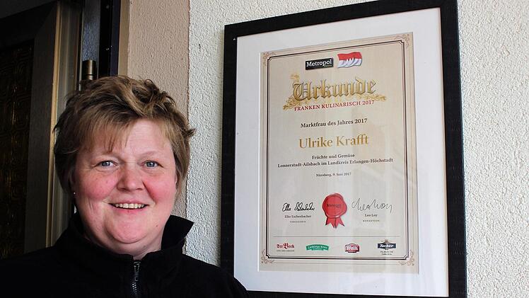 Ulrike Krafft mit Urkunde  Evi Seeger