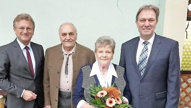 Marie und Heinz Panzer (Mitte) aus Stockheim sind seit 60 Jahren verheiratet. Mit im Bild auch B&uuml;rgermeister Rainer Detsch (l.) sowie Landrat Klaus L&ouml;ffler Foto: Gerd Fleischmann