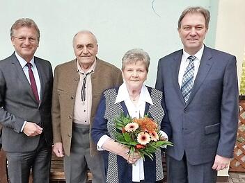 Marie und Heinz Panzer (Mitte) aus Stockheim sind seit 60 Jahren verheiratet. Mit im Bild auch Bürgermeister Rainer Detsch (l.) sowie Landrat Klaus Löffler Foto: Gerd Fleischmann