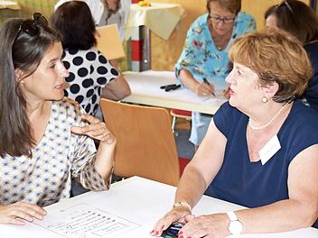 Christiane Meyer (l.) tauscht sich mit einer Kollegin in Tirol beim Bürmeisterinnentreffen aus. Foto: Österreichischer Gemeindebund