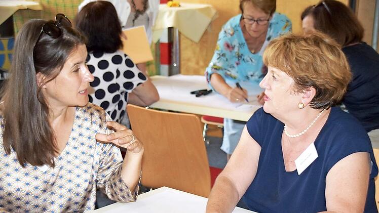 Christiane Meyer (l.) tauscht sich mit einer Kollegin in Tirol beim Bürmeisterinnentreffen aus. Foto: Österreichischer Gemeindebund