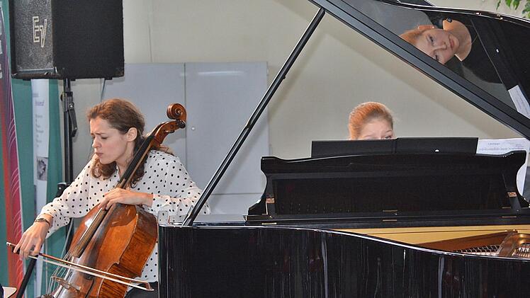 Michaela Groh (Klavier) und Anastasia Kobekina im Orgelsaal der Berufsfachschule für Musik Bad Königshofen. Foto: Friedrich
