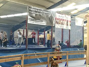 Im Atlantis-Abenteuerland (Archivbild) dürfen Kinder nun doch nur mit einer Maske auf das Trampolin. In einer Trampolinhalle dagegen, die als Sportstätte deklariert ist, braucht es keine Maske.