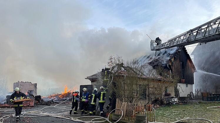Scheune in Oberfranken in Flammen -  Bewohner verletzt