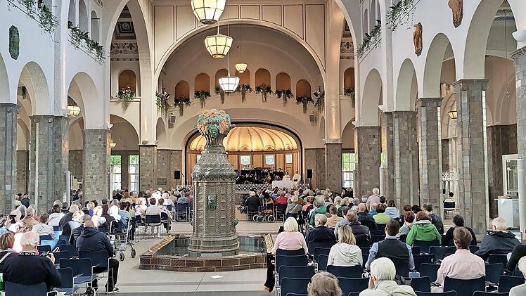 Mehr als 450 Gottesdienstbesucher feiern in der Wandelhalle Bad Kissingen einen &ouml;kumenischen Festgottesdienst.