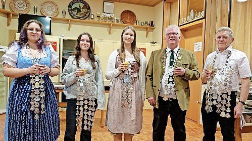 Das K&ouml;nigshaus: (v.l.) Luftpistolenk&ouml;nigin Saskia Heinrich, Jugendkaiserin Elisabeth Vocke, Bogenjugendk&ouml;nigin Lenja Nitschke, Bogenk&ouml;nig J&uuml;rgen K&uuml;fner, Luftgewehrk&ouml;nig Herbert Friedlein.