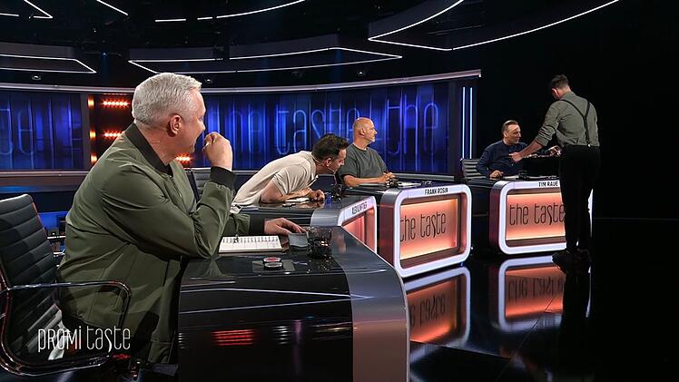 So einen L&ouml;ffel haben (von links) Alexander Herrmann, Alex Kumptner, Frank Rosin und Tim Raue noch nie gesehen.