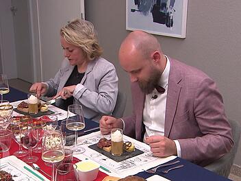 Shirin und Frederik sind von den kleinen Vorspeisen-Variationen begeistert.