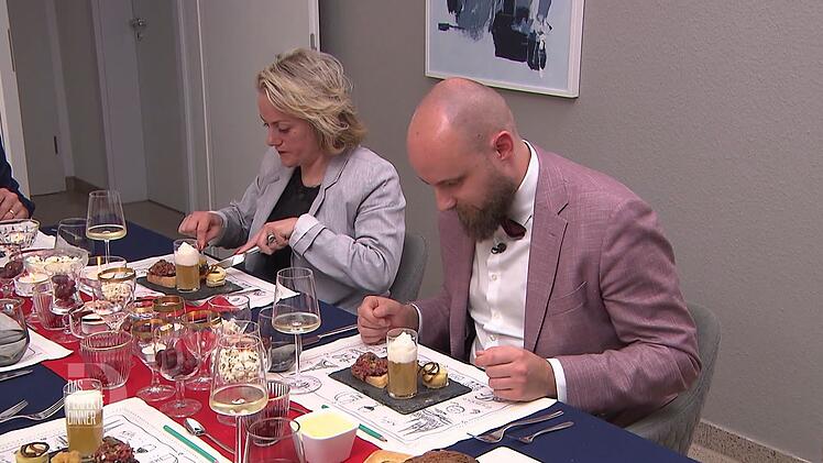 Shirin und Frederik sind von den kleinen Vorspeisen-Variationen begeistert.