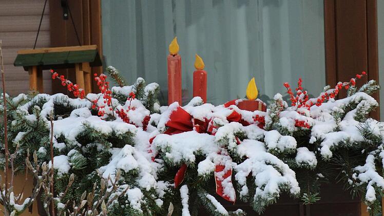 Ein wenig Naturschmuck, und so ein Balkon, hier in Zeil in der Abt-Degen-Straße, sieht gleich viel schöner aus!