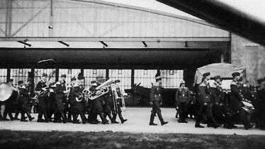 Musiker vor der großen Flugzeughalle in Giebelstadt während der Trauerzeremonie