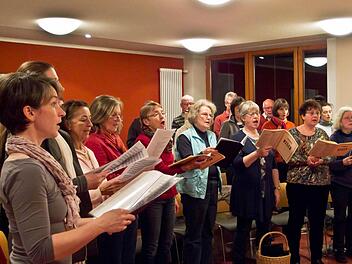 Die Kantorei St. Moriz bei der Probenarbeit. Fotos: Jochen Berger